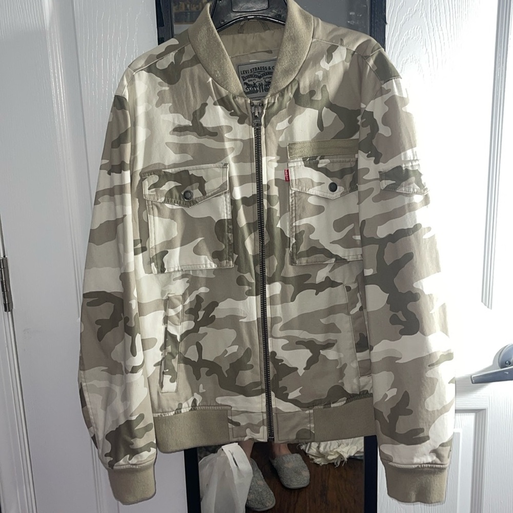 Never Worn Levi’s Oversized Camo Jacket
